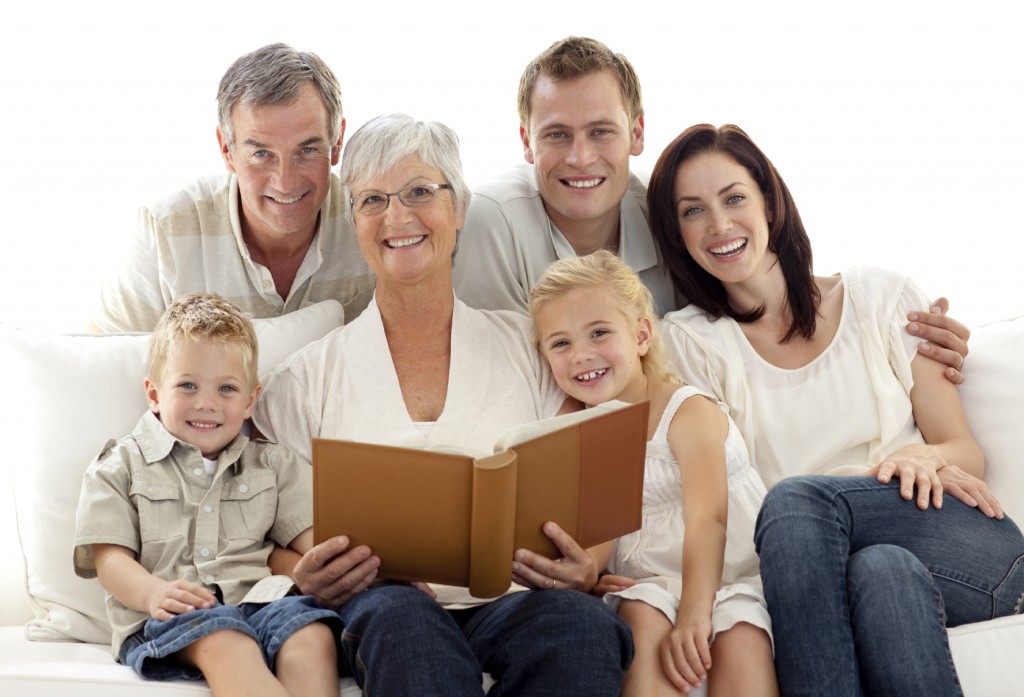 istock-picture-frame-family